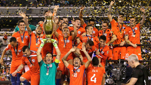 chile-wins-copa-america-trophy.jpg
